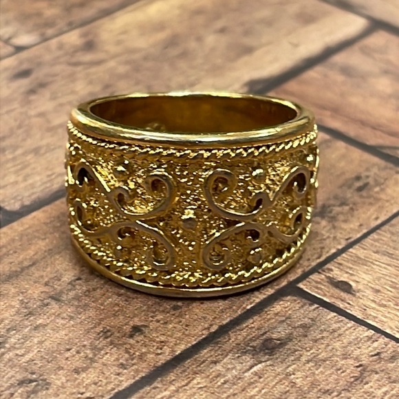 Beautiful Gold Band Ring - Picture 2 of 12